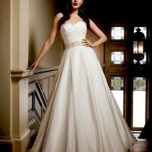 Justin Alexander Bridal Gown Ivory in color with Roche Sweetheart Neckline